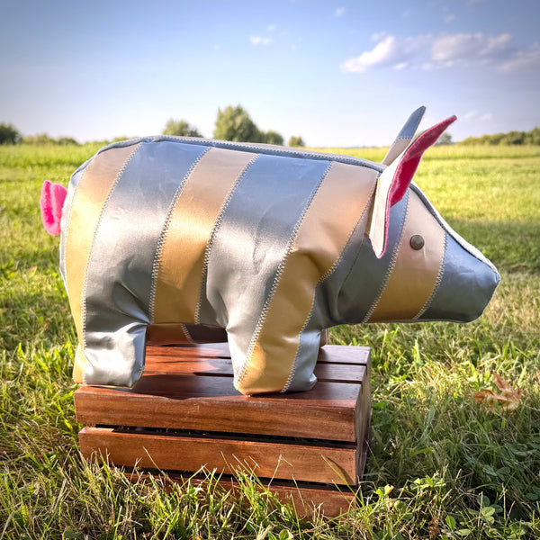 Ribbon Pig