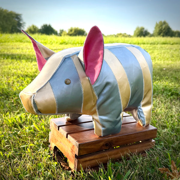 Ribbon Pig